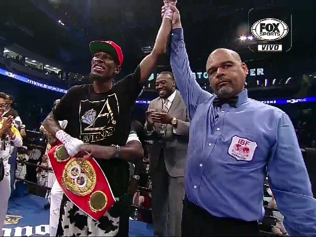Robert Easter Jr. retuvo su titulo con polémica – eju.tv
