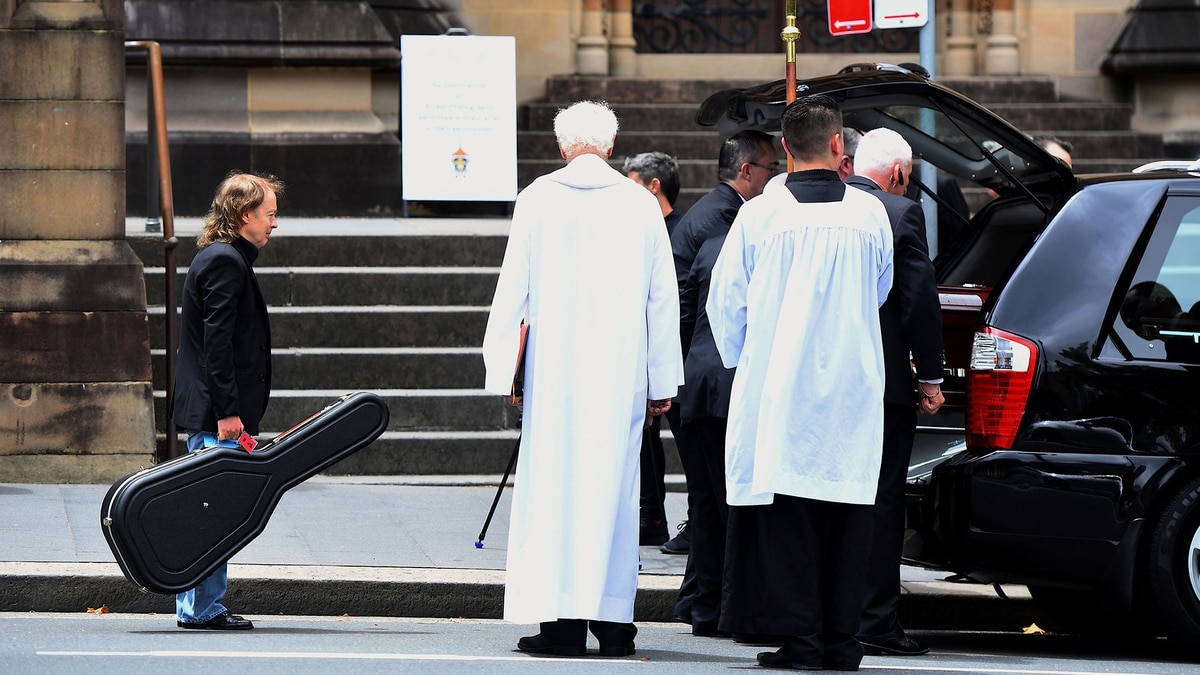 El funeral de Malcolm Young y la desgarradora imagen de su hermano ...