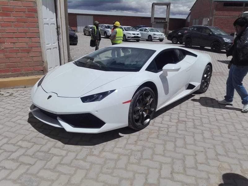 Exfuncionario de YPFB niega compra de un Lamborghini y anuncia acciones  legales – 